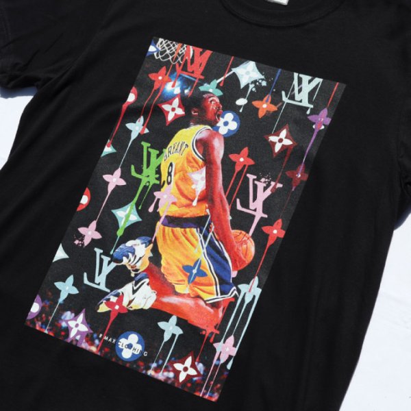 画像4: RMAX Clothing Tシャツ【 KOBE LV 】 コービーブライアント NBA モノグラム  フォトT (4)