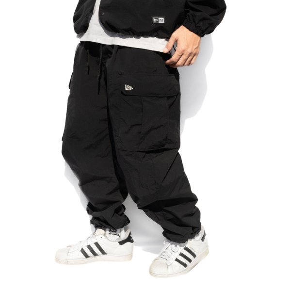 画像3: NEW ERA ニューエラ 【オーバーサイズド ナイロン カーゴパンツ】 ナイロンパンツ ロングパンツ 長ズボン ウィンドブレーカー オーバーサイズ ビッグサイズ ユニセックス (3)