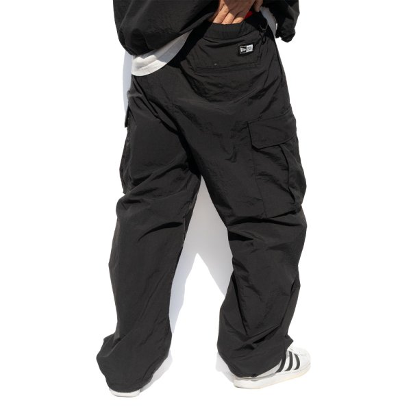 画像4: NEW ERA ニューエラ 【オーバーサイズド ナイロン カーゴパンツ】 ナイロンパンツ ロングパンツ 長ズボン ウィンドブレーカー オーバーサイズ ビッグサイズ ユニセックス (4)