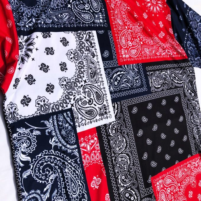 パッチワーク風に配置したバンダナ柄tシャツ Victorious Bandana Paisley Tee